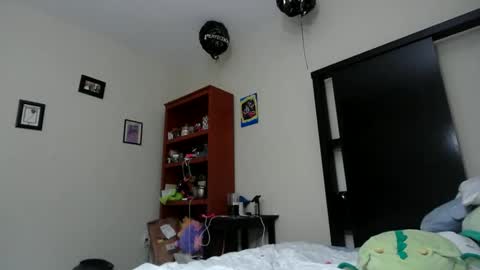 Snapshot of fuzzypeaches87 chatting on 05/15/26, 01:12 fuzzypeaches87 online show from 05/15/26, 01:12