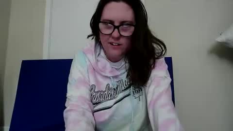 Snapshot of fuzzypeaches87 chatting on 05/16/26, 05:45 fuzzypeaches87 online show from 05/16/26, 05:45