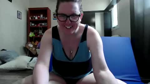 Snapshot of fuzzypeaches87 chatting on 05/17/26, 07:43 fuzzypeaches87 online show from 05/17/26, 07:43