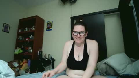Snapshot of fuzzypeaches87 chatting on 05/19/26, 02:18 fuzzypeaches87 online show from 05/19/26, 02:18
