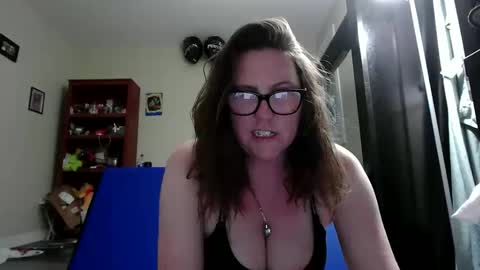 Snapshot of fuzzypeaches87 chatting on 05/19/26, 11:22 fuzzypeaches87 online show from 05/19/26, 11:22