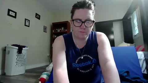 Snapshot of fuzzypeaches87 chatting on 05/23/26, 03:16 fuzzypeaches87 online show from 05/23/26, 03:16