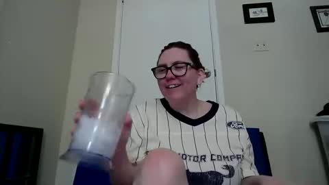 Snapshot of fuzzypeaches87 chatting on 05/28/26, 03:53 fuzzypeaches87 online show from 05/28/26, 03:53