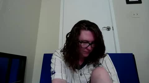 Snapshot of fuzzypeaches87 chatting on 06/02/26, 05:37 fuzzypeaches87 online show from 06/02/26, 05:37