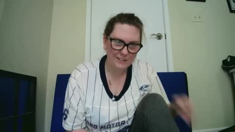 Snapshot of fuzzypeaches87 chatting on 06/03/26, 05:18 fuzzypeaches87 online show from 06/03/26, 05:18