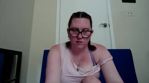 Snapshot of fuzzypeaches87 chatting on 06/04/26, 09:10 fuzzypeaches87 online show from 06/04/26, 09:10