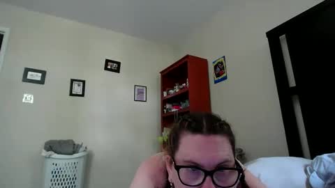 Snapshot of fuzzypeaches87 chatting on 06/05/26, 04:24 fuzzypeaches87 online show from 06/05/26, 04:24