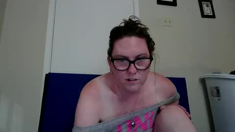 Snapshot of fuzzypeaches87 chatting on 06/11/26, 02:53 fuzzypeaches87 online show from 06/11/26, 02:53