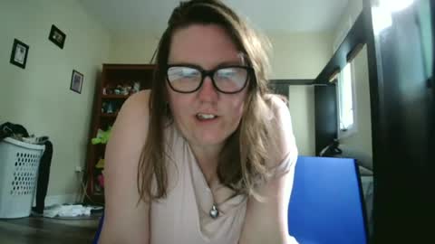 Snapshot of fuzzypeaches87 chatting on 06/11/26, 04:49 fuzzypeaches87 online show from 06/11/26, 04:49