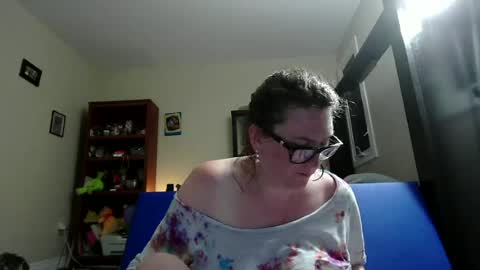Snapshot of fuzzypeaches87 chatting on 06/12/26, 05:17 fuzzypeaches87 online show from 06/12/26, 05:17