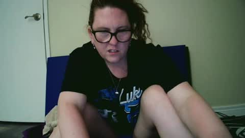 Snapshot of fuzzypeaches87 chatting on 06/15/26, 04:04 fuzzypeaches87 online show from 06/15/26, 04:04