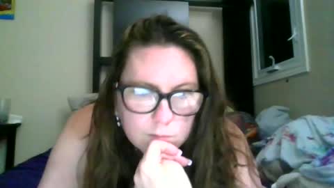 Snapshot of fuzzypeaches87 chatting on 06/16/26, 04:15 fuzzypeaches87 online show from 06/16/26, 04:15