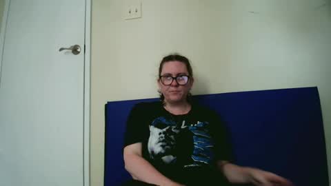 Snapshot of fuzzypeaches87 chatting on 06/20/26, 04:43 fuzzypeaches87 online show from 06/20/26, 04:43