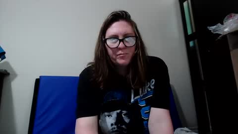 Snapshot of fuzzypeaches87 chatting on 07/13/26, 05:05 fuzzypeaches87 online show from 07/13/26, 05:05