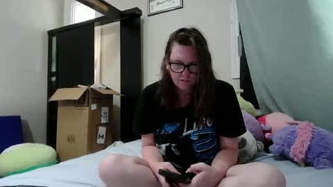 Snapshot of fuzzypeaches87 chatting on 07/19/26, 05:05 fuzzypeaches87 online show from 07/19/26, 05:05