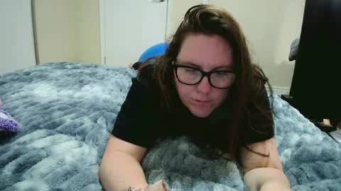 Snapshot of fuzzypeaches87 chatting on 07/24/26, 04:27 fuzzypeaches87 online show from 07/24/26, 04:27