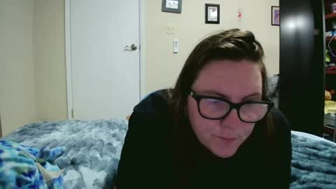 Snapshot of fuzzypeaches87 chatting on 07/25/26, 04:32 fuzzypeaches87 online show from 07/25/26, 04:32