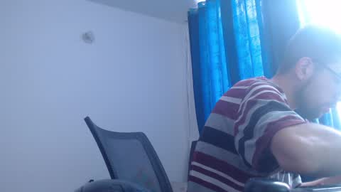 Snapshot of fvckhorneyguy chatting on 02/05/25, 01:22 andrew online show from 02/05/25, 01:22