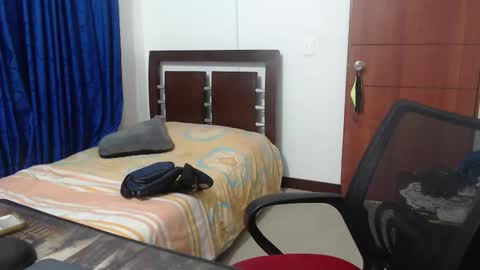 Snapshot of fvckhorneyguy chatting on 03/02/25, 01:36 andrew online show from 03/02/25, 01:36