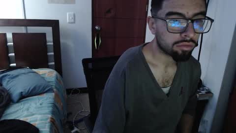 Snapshot of fvckhorneyguy chatting on 11/01/25, 03:58 andrew online show from 11/01/25, 03:58