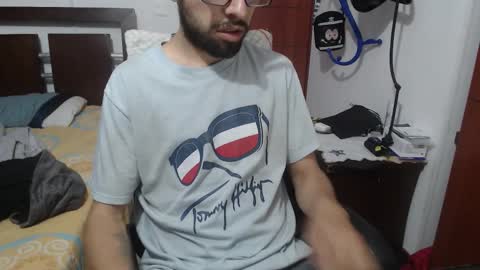 Snapshot of fvckhorneyguy chatting on 01/07/26, 11:18 andrew online show from 01/07/26, 11:18