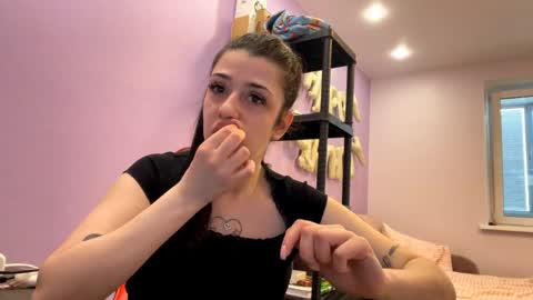 Snapshot of galanavan chatting on 05/19/26, 09:48 Nika online show from 05/19/26, 09:48