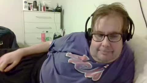 Snapshot of garyg930 chatting on 10/19/25, 04:24 Gary online show from 10/19/25, 04:24