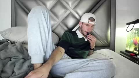 Snapshot of gayndepressed chatting on 10/29/25, 02:36 Trace online show from 10/29/25, 02:36