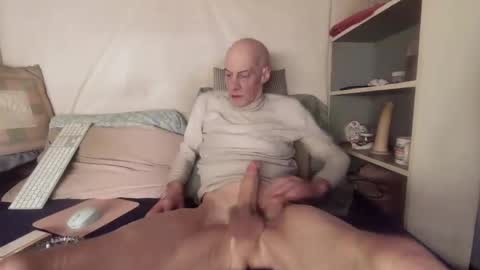 Snapshot of gayrobbin chatting on 04/17/26, 11:35 gayrobbin online show from 04/17/26, 11:35