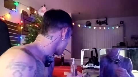 Snapshot of geekedoutlabs chatting on 12/15/25, 01:21 Zanecubano online show from 12/15/25, 01:21