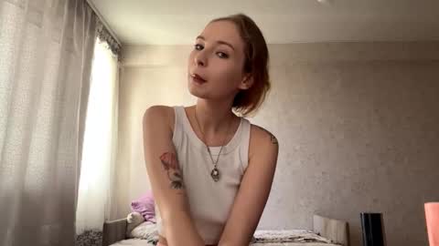 Snapshot of geneviveseay chatting on 09/17/25, 11:12 Emmi online show from 09/17/25, 11:12