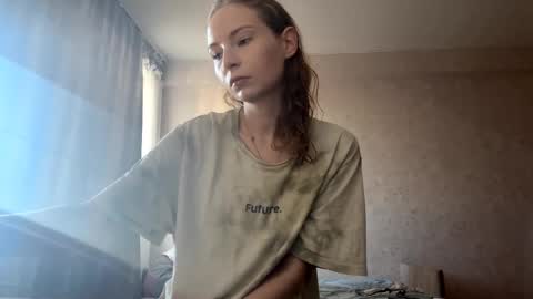 Snapshot of geneviveseay chatting on 09/22/25, 12:29 Emmi online show from 09/22/25, 12:29