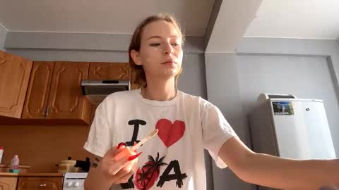 Snapshot of geneviveseay chatting on 09/23/25, 05:21 Emmi online show from 09/23/25, 05:21