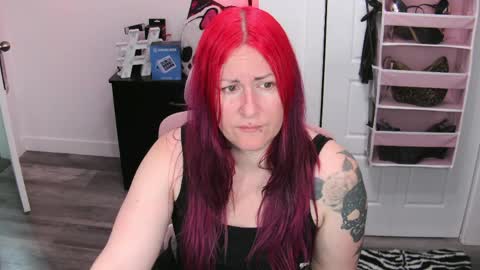 Snapshot of gennyrock chatting on 05/25/26, 04:13 Genny Rock and online show from 05/25/26, 04:13