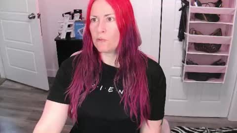 Snapshot of gennyrock chatting on 06/17/26, 02:18 Genny Rock and online show from 06/17/26, 02:18
