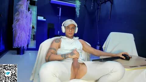 independent model online show from 05/08/26, 08:14