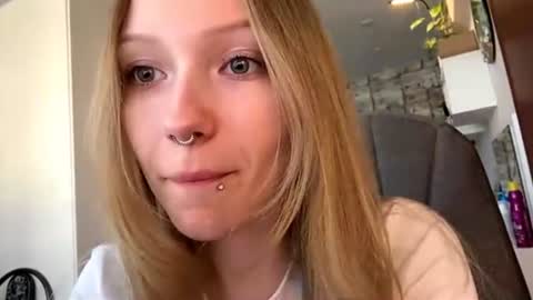 Snapshot of gertrudeuran chatting on 06/20/26, 05:21 Sophie online show from 06/20/26, 05:21