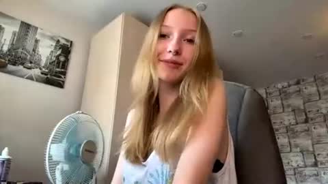 Snapshot of gertrudeuran chatting on 07/10/26, 04:17 Sophie online show from 07/10/26, 04:17
