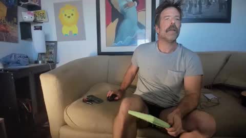 Snapshot of getsnatty chatting on 10/19/25, 05:35 GetsNatty online show from 10/19/25, 05:35