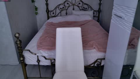 Snapshot of ghost_girlyy chatting on 04/10/26, 05:01 violeta online show from 04/10/26, 05:01