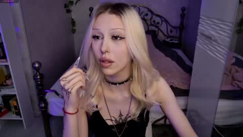 Snapshot of ghost_girlyy chatting on 04/13/26, 11:59 violeta online show from 04/13/26, 11:59