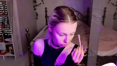 Snapshot of ghost_girlyy chatting on 05/17/26, 04:43 violeta online show from 05/17/26, 04:43