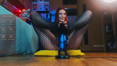 Snapshot of giantess_eva chatting on 01/10/25, 07:35 Eva online show from 01/10/25, 07:35