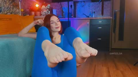 Snapshot of giantess_eva chatting on 03/07/25, 12:45 Eva online show from 03/07/25, 12:45