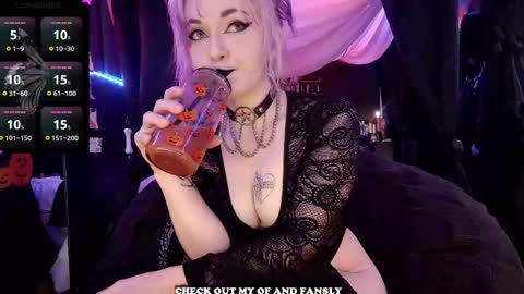 Snapshot of gigglemethis22 chatting on 09/25/25, 05:49 Giggles online show from 09/25/25, 05:49