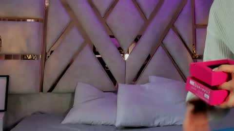 Giigii Hadid  online show from 05/04/26, 07:10