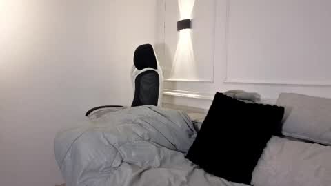 Giigii Hadid  online show from 05/23/26, 07:51