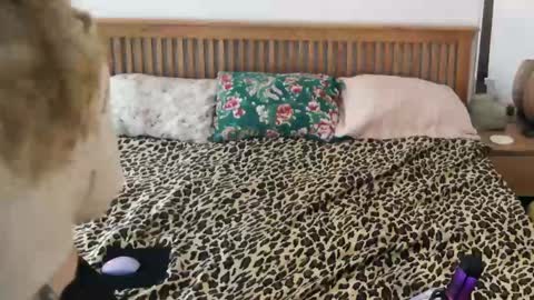 Snapshot of gin_and_juice_ chatting on 09/10/25, 04:56 Suki online show from 09/10/25, 04:56