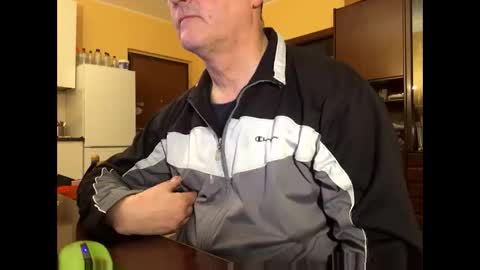 Snapshot of giovanni_1964 chatting on 12/31/24, 07:51 giovanni_1964 online show from 12/31/24, 07:51