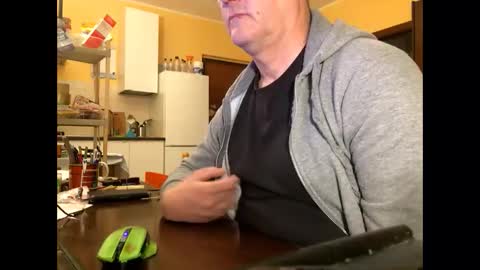 Snapshot of giovanni_1964 chatting on 03/10/25, 05:22 giovanni_1964 online show from 03/10/25, 05:22